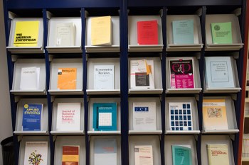 L'espositore delle riviste correnti presso la Biblioteca di Scienze Statistiche